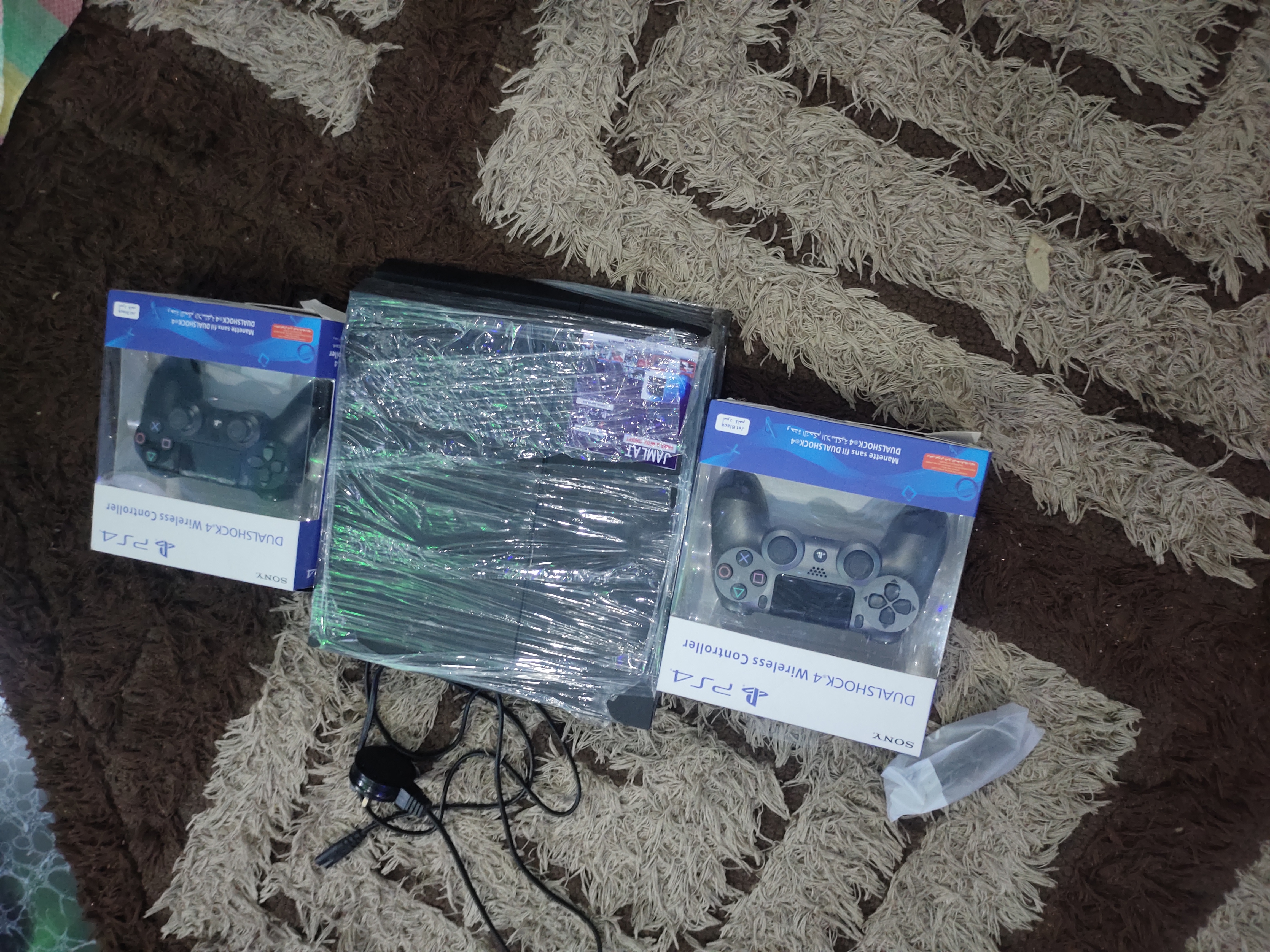 Hacked Playstation 4 with 18games installed